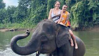 Melissa Klug paseó y se bañó con elefantes en Tailandia durante su luna de miel 