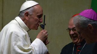 Papa Francisco pide al clero salir a la calle y ayudar a los pobres