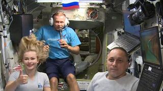 Cineastas rusos que grabaron la primera película en el espacio regresaron a la Tierra