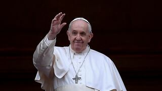 El papa Francisco bautizó a 16 bebés en la capilla Sixtina