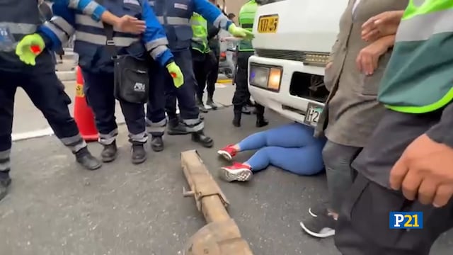SJL: Mujer se mete debajo de cúster para evitar que grúa se lleve el vehículo