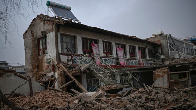 China: Terremoto de magnitud 6.2 deja al menos 127 muertos
