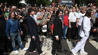 Imitadores y fanáticos de The Beatles alborotan Abbey Road por 50º aniversario de mítica foto | FOTOS