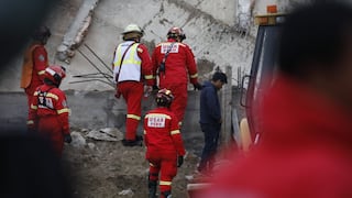 Bomberos encuentran cadáver de uno de los obreros sepultados en Ventanilla