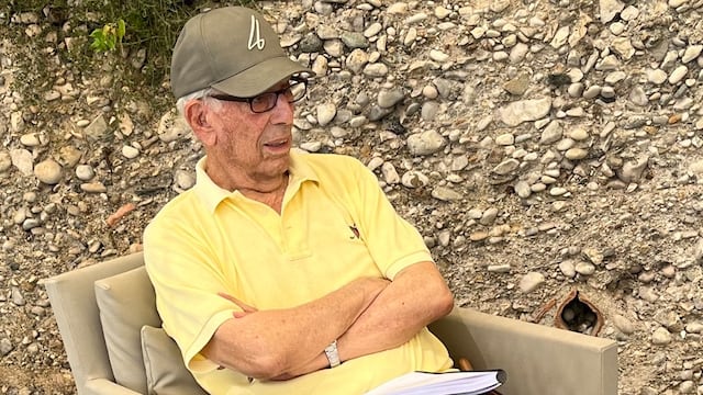 Mario Vargas Llosa disfruta con sus nietos tras superar el COVID-19