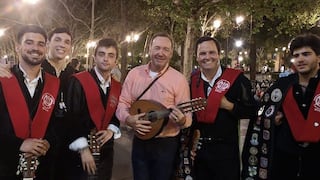 Kevin Spacey reaparece en Sevilla cantando “La Bamba” con estudiantes universitarios | VIDEO