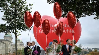 Suiza celebra las primeras bodas homosexuales tras su legalización el año pasado