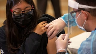 COVID-19: Empresas de EE.UU. con más de 100 trabajadores estarán obligadas a vacunar a su personal