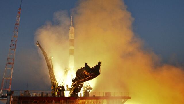 FOTOS: Nave rusa Soyuz parte a Estación Espacial con tres tripulantes