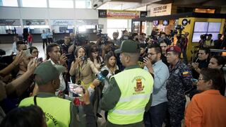 Enfrentamientos a gritos en aeropuerto de Caracas a la espera Guaidó