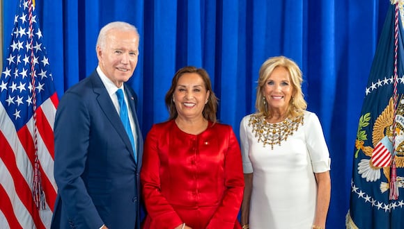Dina Boluarte junto al presidente de Estados Unidos, Joe Biden, y la primera dama, Jill Biden (Foto: Presidencia)