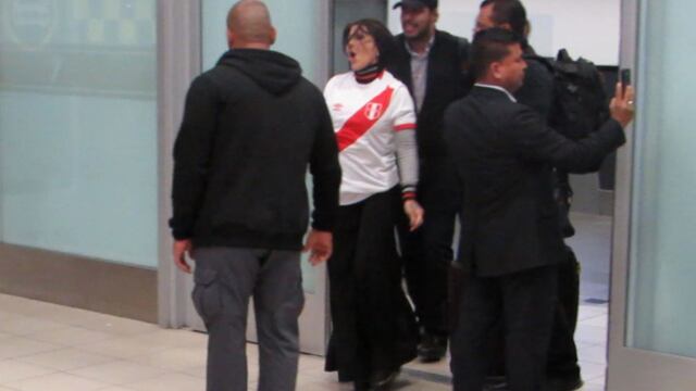 Alejandra Guzmán llegó a Perú luciendo la blanquirroja [FOTOS]