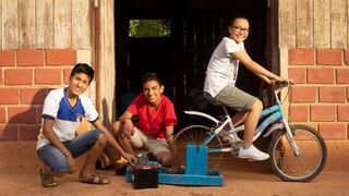 Escolar genera energía eléctrica en Loreto a través de una bicicleta reciclada