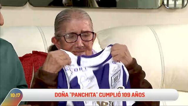 Abuelita de 109 años llora al recibir camiseta firmada por jugadores de Alianza (VIDEO)