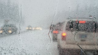 ¿Qué cuidados debo tener en cuenta para conducir en carreteras mojadas?