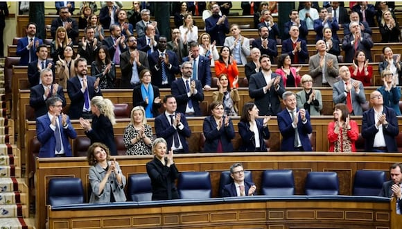 Diputados del PSOE y miembros del Gobierno aplauden en el Congreso de los Diputados este jueves. EFE/Zipi
