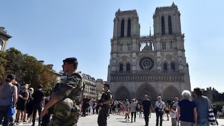 París: Policía hiere a un sujeto que lo atacó con un martillo en la Catedral Notre-Dame [VIDEO]