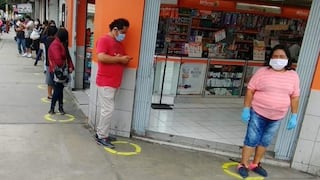 Chimbote: Joven pintó círculos afuera de los bancos y farmacias para evitar aglomeración de personas