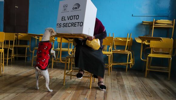 Ecuatorianos acuden a las urnas. (Foto: EFE/ José Jácome)