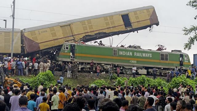 Al menos 9 muertos y más de 50 personas heridas tras choque de trenes en India 
