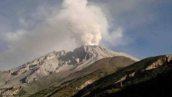 El volcán Sabancaya tuvo más de 230 sismos durante esta última semana. (Foto: Andina)