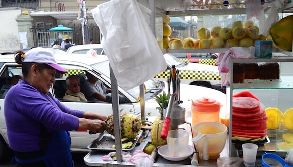 La venta ambulatoria de desayuno es formal. (Foto: Andina)