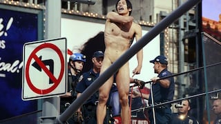 Estados Unidos: Hombre desnudo que exigía reunión con Donald Trump saltó desde escalera de Times Square
