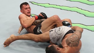 Claudio Puelles recibe bono de la UFC tras su épica victoria en Chile [VIDEO]