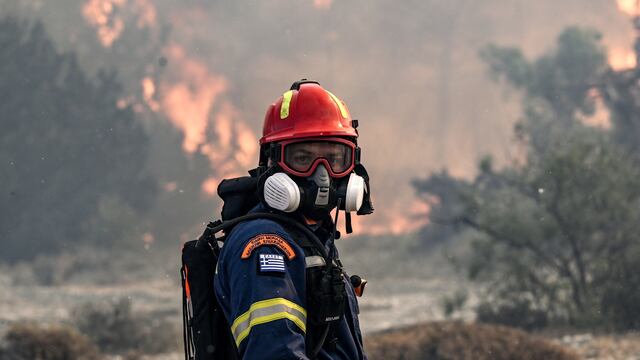 Grecia lucha contra los incendios y evacua a miles de turistas