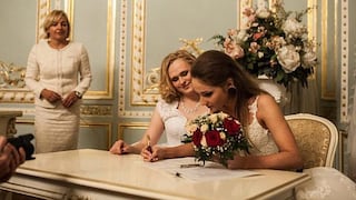 Rusia: Una mujer y una transexual se casaron en San Petersburgo