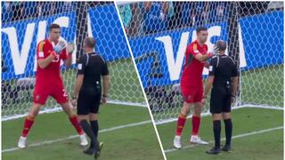 Arquero de Argentina acarició al árbitro luego de escupir sus guantes antes de los penales [VIDEO]