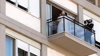 Papa Francisco saluda a fieles desde el balcón del hospital donde fue operado en Roma