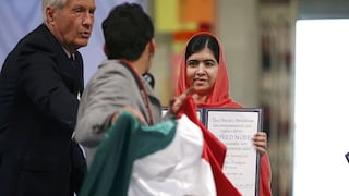 Malala Yousafzai recibe Nobel de la Paz y joven irrumpe con bandera de México