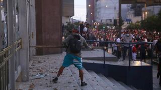 Vándalos atacan sede del Ministerio Público en la Av. Abancay durante protestas ciudadanas