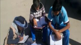 Escolares de secundaria enseñan a los de primaria debido a huelga en el Cusco [VIDEO]