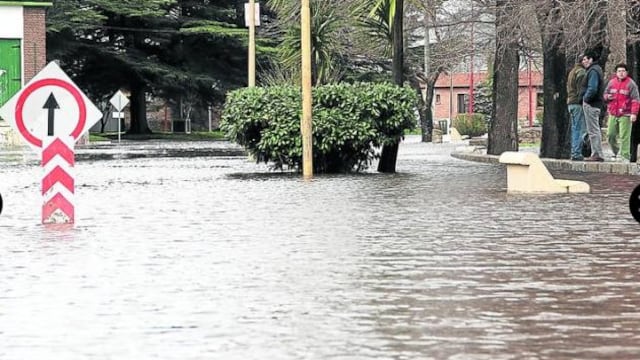 Al menos 680 evacuados por inundaciones en Argentina