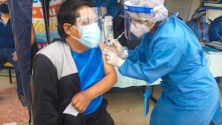 Huánuco: Vacunan contra el COVID-19 a trabajadores con comorbilidad del Hospital Hermilio Valdizán