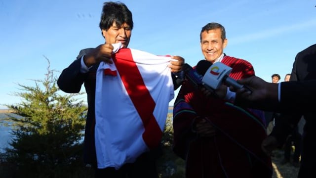 Morales agradeció a por Humala respaldo en demanda marítima y este le obsequió camiseta de Perú