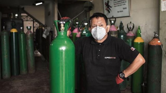 “Ángel del Oxígeno” denuncia cobro de hasta S/100 por espacios en fila para recargar balones | VIDEO