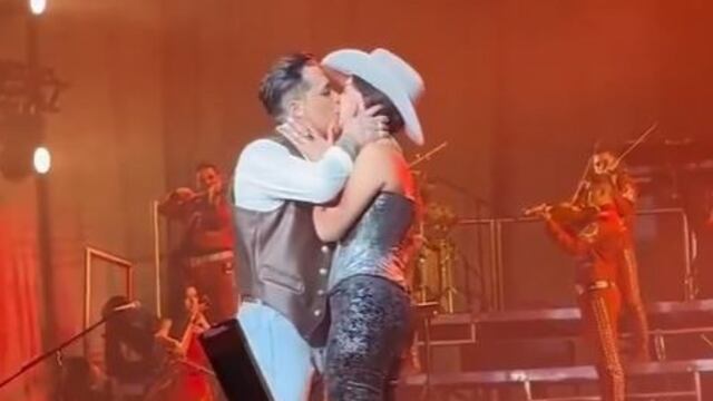 Christian Nodal sella con un beso romance con Ángela Aguilar en pleno concierto (VIDEO)