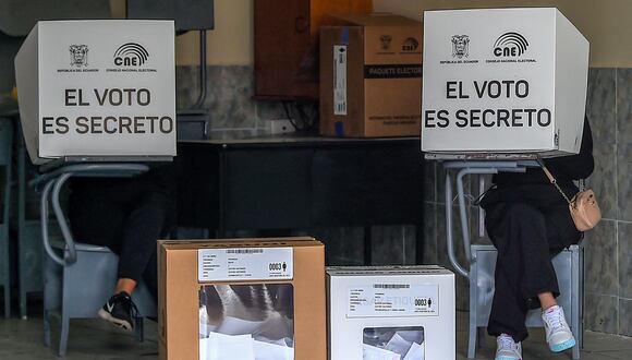 Las mujeres votan en una mesa electoral en Quito durante las elecciones presidenciales y el referéndum sobre minería y petróleo de Ecuador, el 20 de agosto de 2023. (Foto: Camila BUENDIA / AFP)