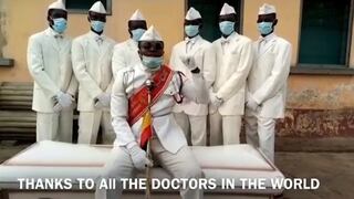 “Quédense en casa o bailen con nosotros”: el mensaje de los famosos paseadores de féretros de Ghana [VIDEO]