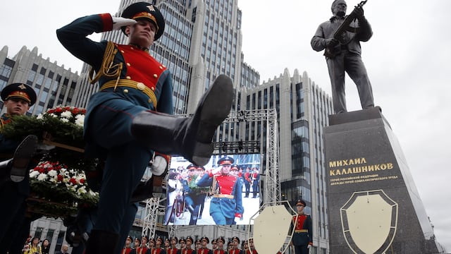 Rusia erige un monumento al inventor del fusil AK-47 [FOTOS]