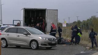 Policía de Grecia informa hallazgo de 41 migrantes en un camión frigorífico [VIDEO]