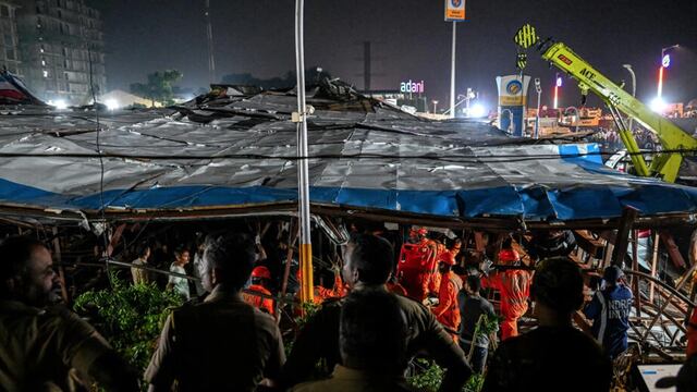 Al menos 4 muertos y 60 heridos deja caída de valla publicitaria en la India [VIDEO]