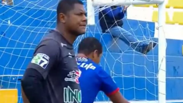 El increíble ‘blooper’ de ‘Chiquito’ Flores que terminó en gol a su equipo [VIDEO]
