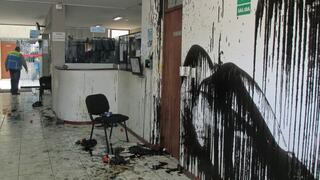 Arequipa: Turba destroza municipio y agrede a funcionaria