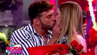 Marina Mora recibió flores y un dulce beso de Renzo Spraggon [VIDEO]