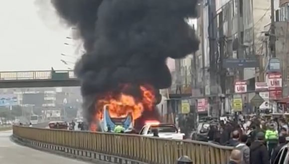 Incendio de un bus de transporte público en Túpac Amaru. (Captura: RPP)