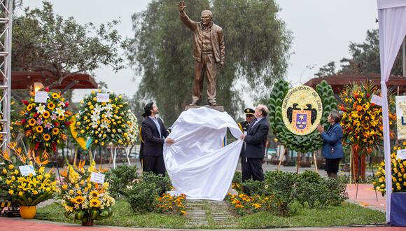 Develan estatua de Castañeda Lossio. (Municipalidad de Lima)